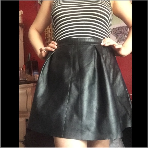 Forever 21 Zip Up Faux Leather Skater Skirt size M - Picture 4 of 4