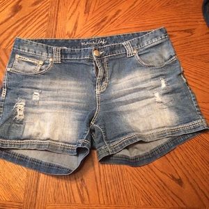 Maurices denim shorts, size 20
