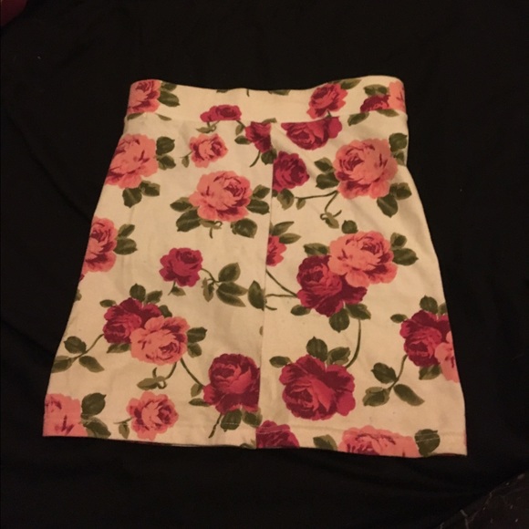 Short spring pencil skirt 🌻🌸