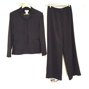 Great for traveling: black pants suit