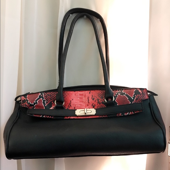 Handbags - FINAL MARKDOWN 💀 Faux Snake Skin Black Purse