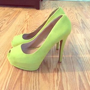 Peep toe platform pumps