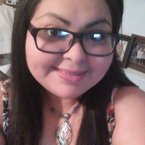 Meet your Posher, Claudia - Picture 1 of 1