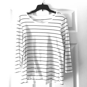 Black and whit quarter length shirt