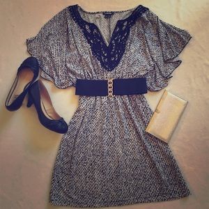 Winged-sleeve black/white patterned dress