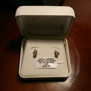 Diamond stud earrings 1\8 cttw