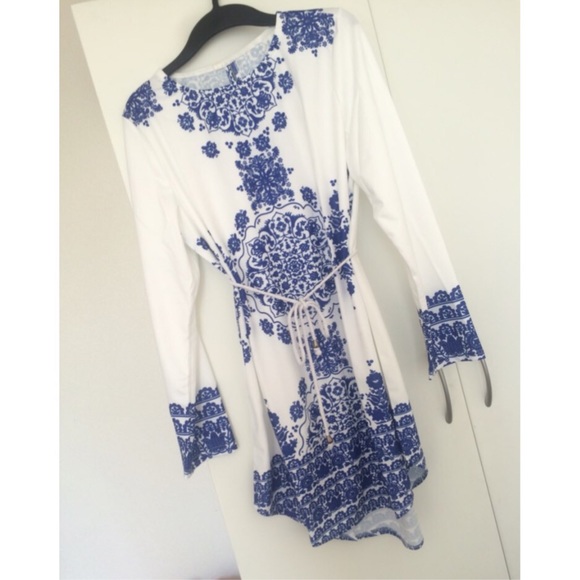 SZ: LARGE.Gorgeous Dress with waist tie. Brand NEW