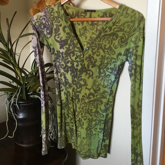 Great fitting low cut v neck top