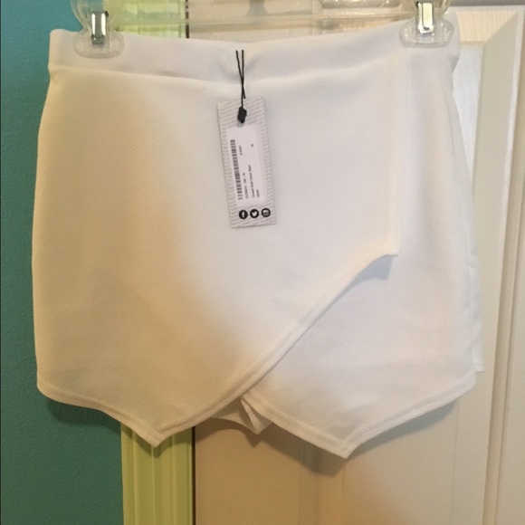 Boohoo white skort size 10 (size small) never worn
