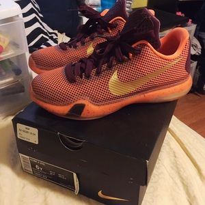 AUTHENTIC Nike KOBE X(GS) shoes in size 6y.
