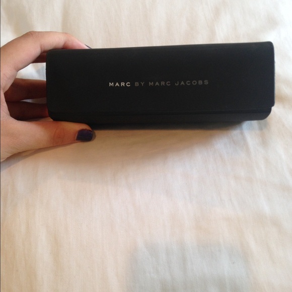 Marc Jacobs sunglasses w/case & lens cloth - Picture 3 of 4