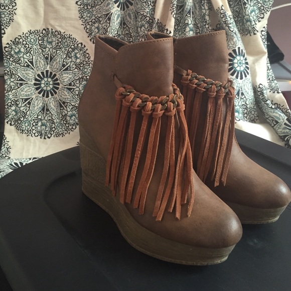 SOLD New fringe boot-wedges