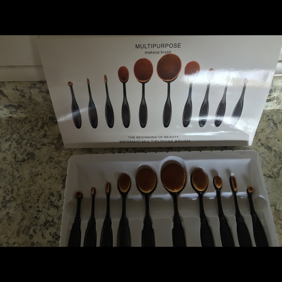 Oval makeup brush set