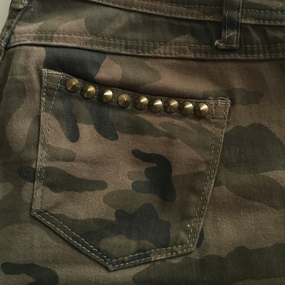 PANTS. Chic Camouflage Pants - Picture 4 of 4