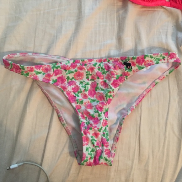 Bathing suits - Picture 2 of 4