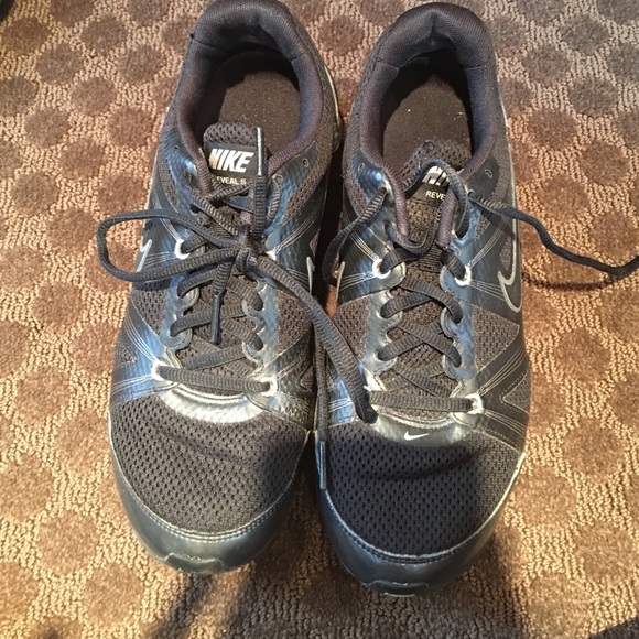 Nike Reveal 5 black sneakers