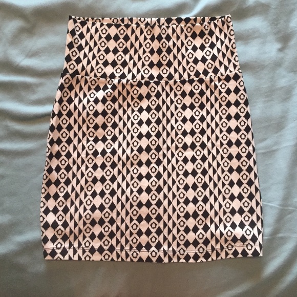 Charlotte Russe patterned fitted skirt