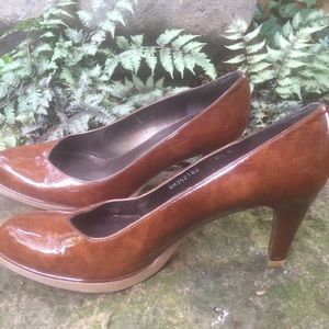 Stuart Weitzman Brown Round Toe Pump 8.5M