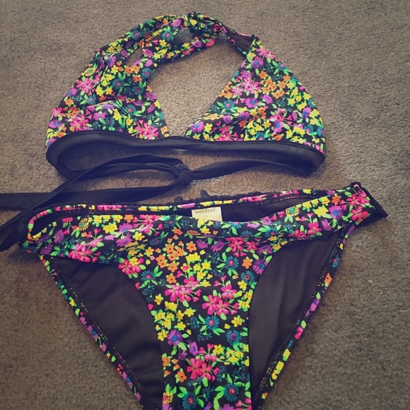 ❤️SOLD❤️Wet Seal ruffle butt floral bikini