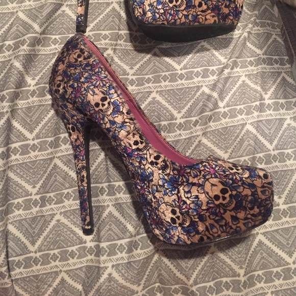 Size 5.5 skull floral heels - Picture 2 of 2
