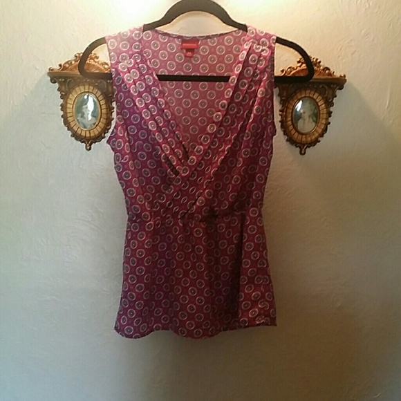 Super cute sleeveless blouse