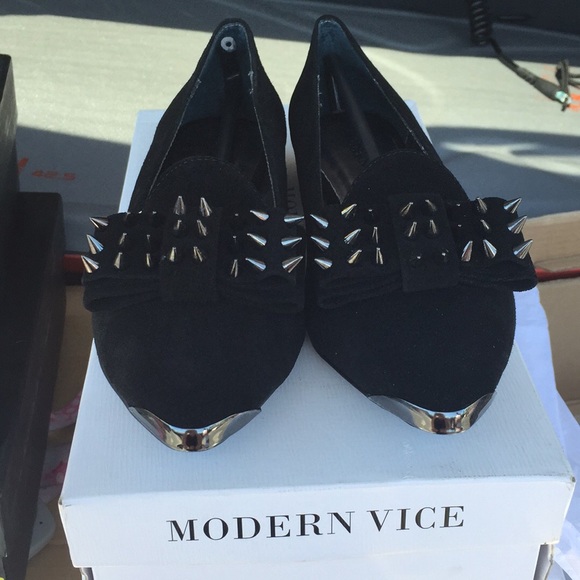 Black Modern Vice flats