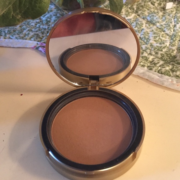 Too faced chocolate soleil Med/deep matte bronzer
