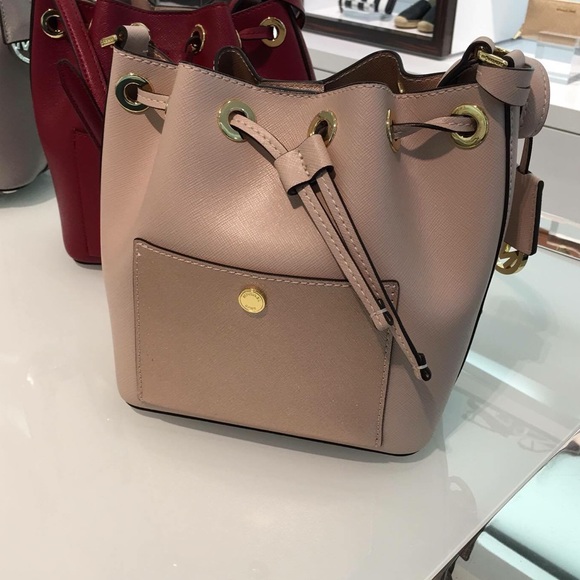 Looking for a Michael kors Greenwich medium bucket