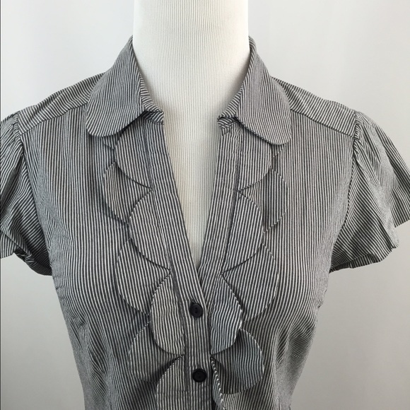 Dorothy Perkins Pinstriped Short Sleeve Button Top - Picture 2 of 4