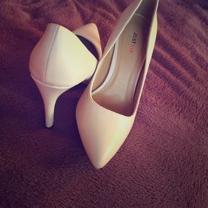 Justfab White Pumps!