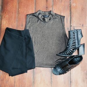 •Sleeveless Crop Top•