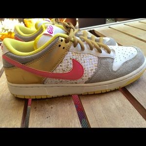 Vintage NIKE 6.0 pink + gold sneakers!