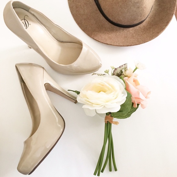 Shoes - Nude pumps