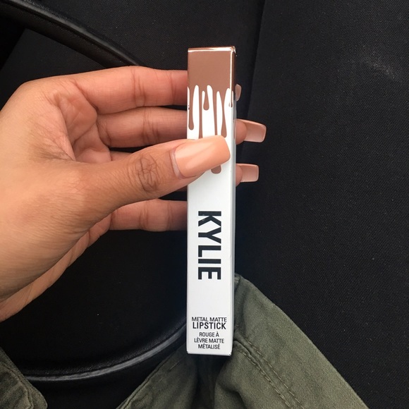 Kylie metal matte lipstick "Heir"