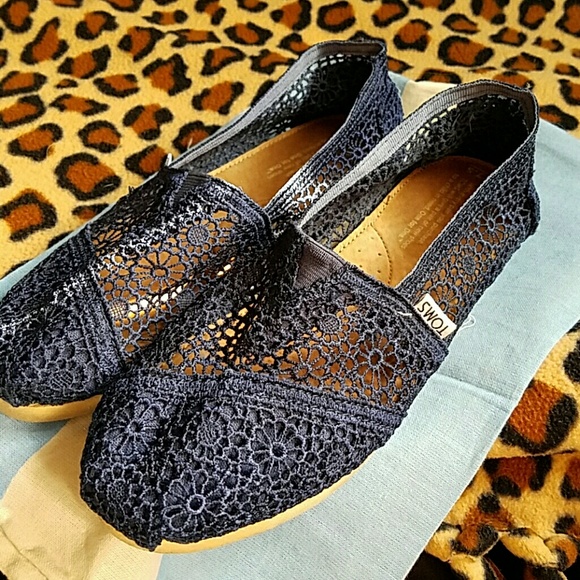 Toms- Blue crochet