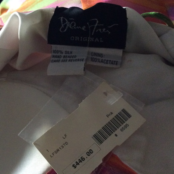 New Woman's Dresses and Jewelry - Picture 4 of 4