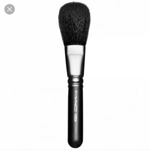 MAC 129SH Portable powder/bronzer/blush brush