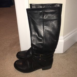Black boots with zipper.
