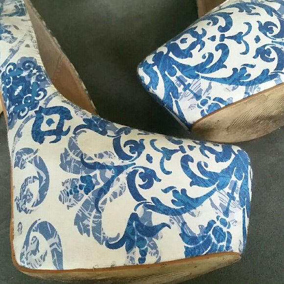 Shoe Dazzle Shoes - Blue design platform pumps Shoe Dazzle Shoes - Blue design platform pumps