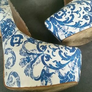 Shoe Dazzle Shoes - Blue design platform pumps Shoe Dazzle Shoes - Blue design platform pumps