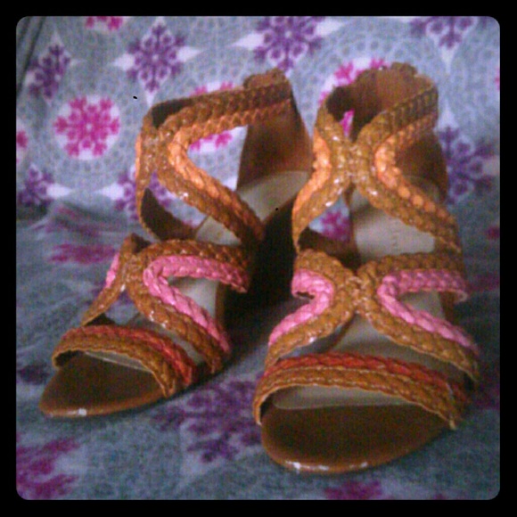 Etienne Aigner wedges
