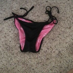 Cheeky bikini bottoms