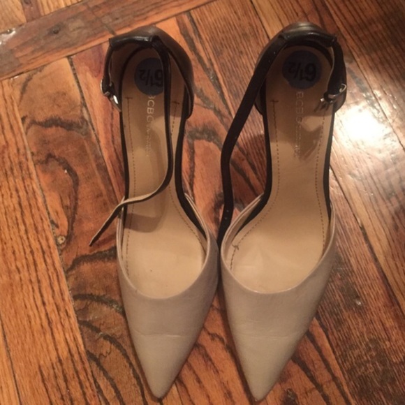 💗SALE💗BCBG neutral pointed heels - Picture 3 of 4