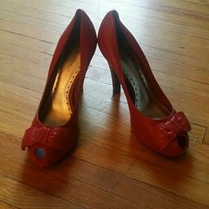 BCBGIRLS peep toe heels w/bow