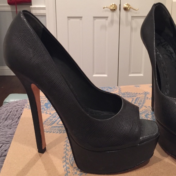 Alice and Olivia Black Pumps - Picture 2 of 4