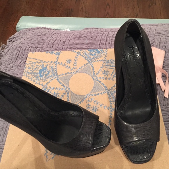 Alice and Olivia Black Pumps - Picture 3 of 4