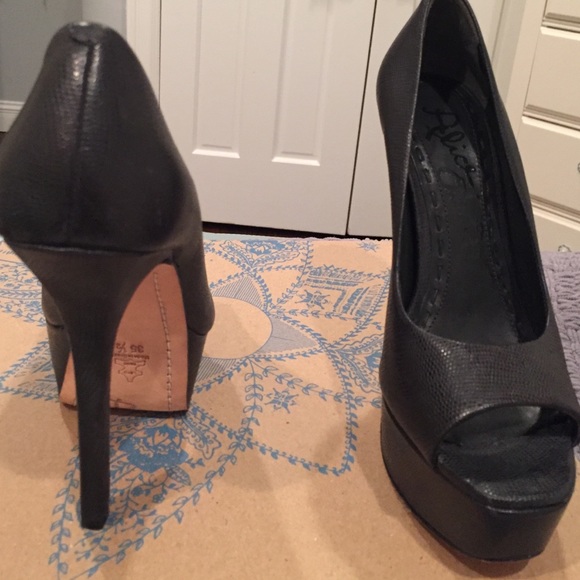 Alice and Olivia Black Pumps - Picture 4 of 4