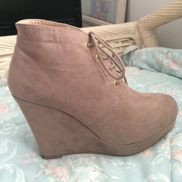 Shoes - Picture 3 of 4