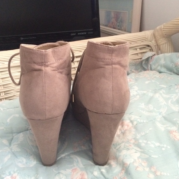 Shoes - Picture 4 of 4