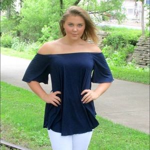 Off the shoulder PIKO-navy. Also comes in black.